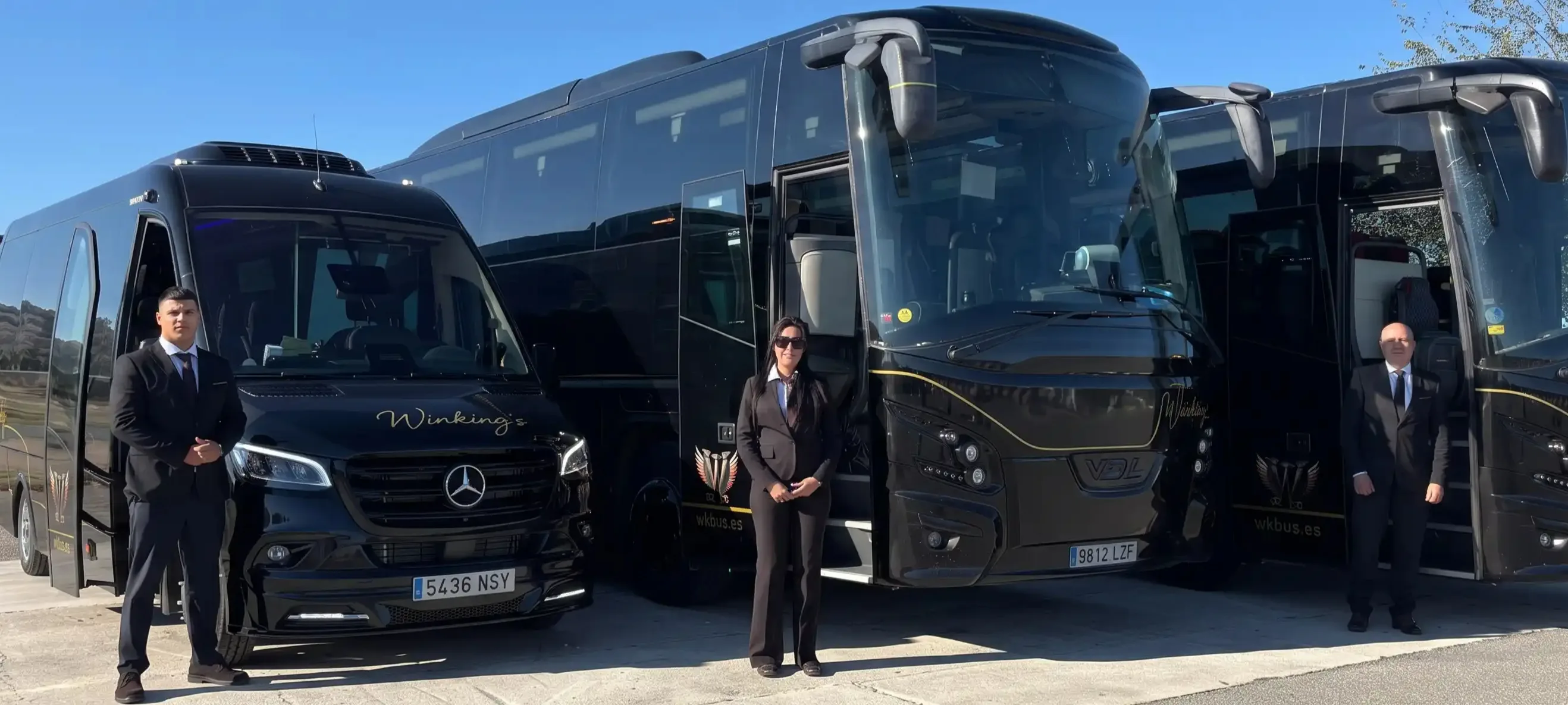 Tres conductores de traje ante un microbús Mercedes-Benz y dos autocares VDL de Winking Bus